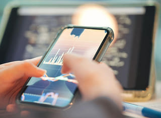 Investor sledující přehledný průběh výplaty a převodu finančních prostředků